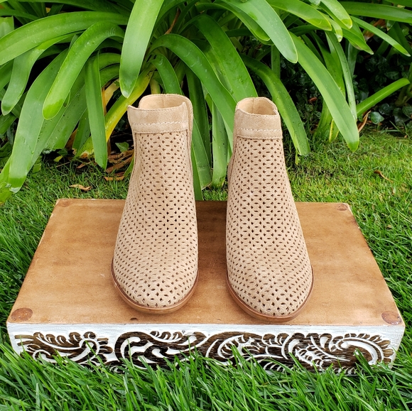 Sassy Lucky Brand Laser Cut Booties - Picture 3 of 8